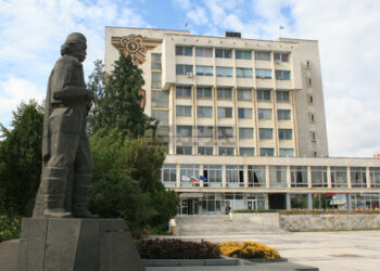 болница