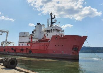 Стягат кораба за Антарктида с 5 милиона лева