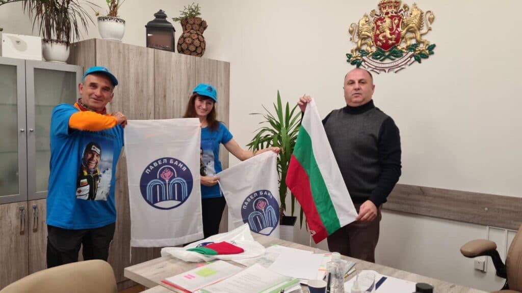 Алпинисти от Павел баня атакуват „покрива“ на Африка в памет на Атанас Скатов 1 Кметът на Павел баня Иса Бесоолу изпрати алпинистите.