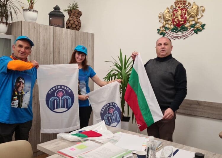 Кметът на Павел баня Иса Бесоолу изпрати алпинистите.
