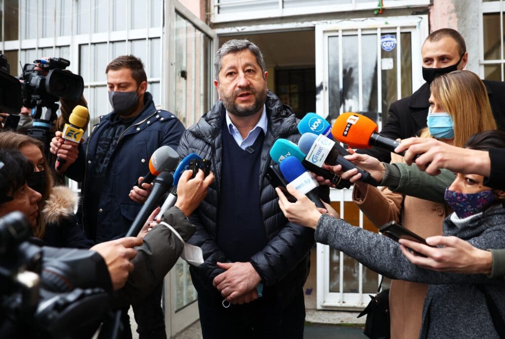 Оставки след изборите: Христо Иванов се оттегля от "Да, България", Вигенин - от щаба на БСП 1 1 85