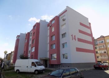 Санират още блокове и училища в Поморие (Снимки)