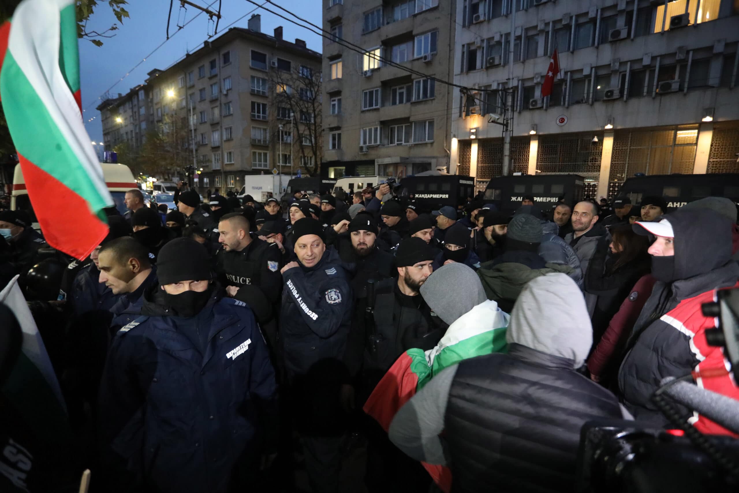 Протест пред турското посолство в София, хвърлят ябълки и домати (Снимки) 4 3 14 scaled