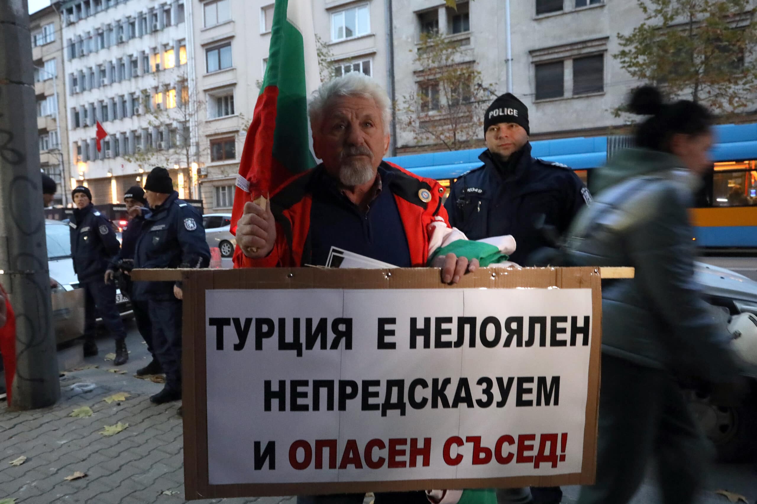 Протест пред турското посолство в София, хвърлят ябълки и домати (Снимки) 3 4 13 scaled
