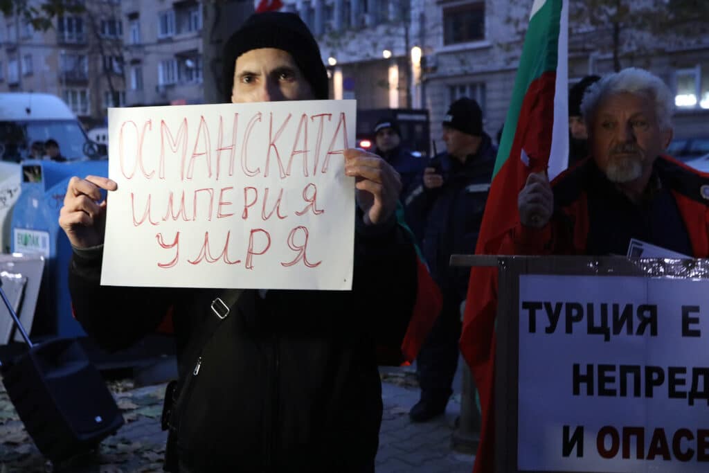 Протест пред турското посолство в София, хвърлят ябълки и домати (Снимки) 6 5 5