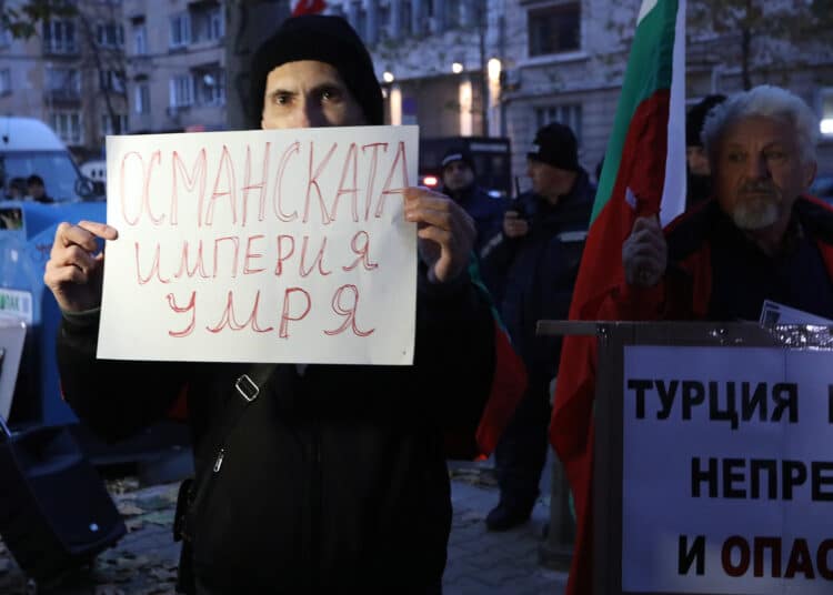 Протест пред турското посолство в София, хвърлят ябълки и домати (Снимки) 1 Снимка: БТА