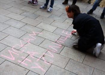 Родители и деца на протест – искат незабавното връщане в училище (Снимки)