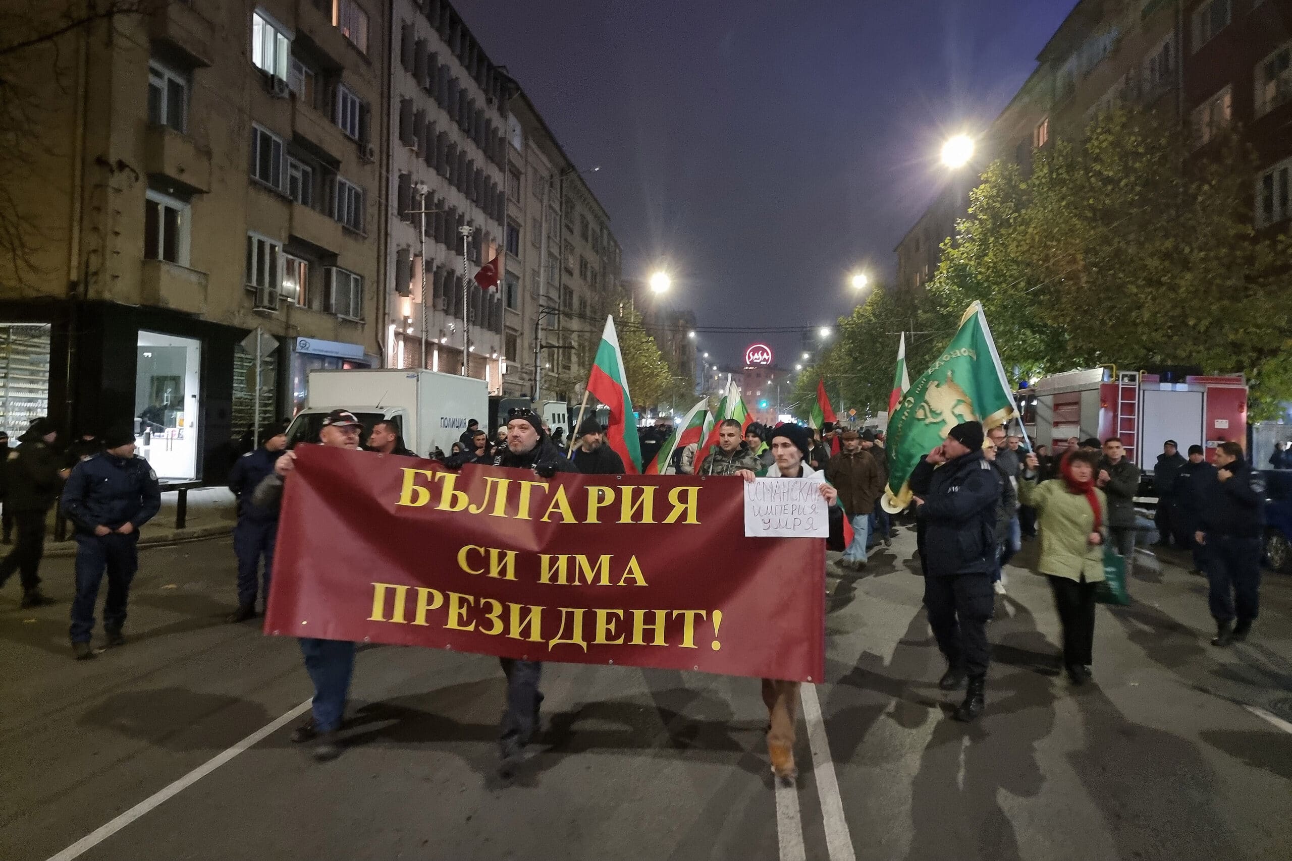 Протест пред турското посолство в София, хвърлят ябълки и домати (Снимки) 2 6 4 scaled