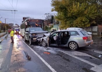 На 15 години е шофьорът, предизвикал гонка и помел 20 коли в София (Снимки)