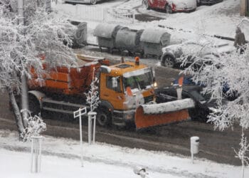 София се събуди, блокирана от сняг. Къде още ще вали? (Снимки)