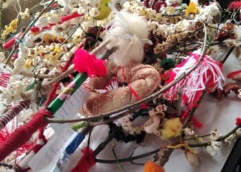 Ученици майсторят български сурвачки за конкурс в Стара Загора