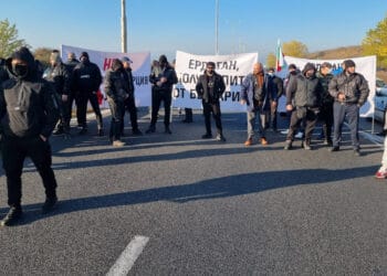 Протест срещу изборния туризъм на границата с Турция
