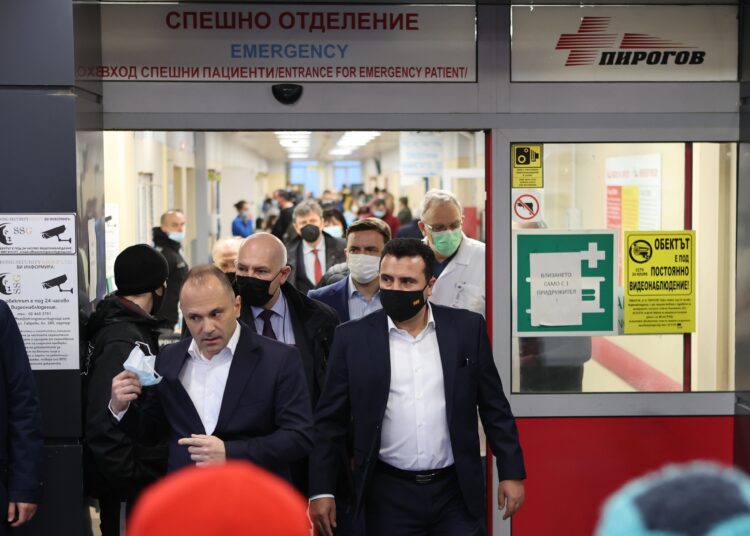 Вчера министър-председателят на Северна Македония Зоран Заев, министърът на здравеопазването на РСМ Венко Филпче и министърът на външните работи на РСМ Буяр Османи посетиха пострадалите в болницата.
Снимка: БТА