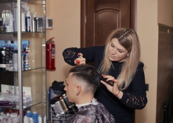 От днес в Гърция: Сертификат за фризьор и заведение на открито