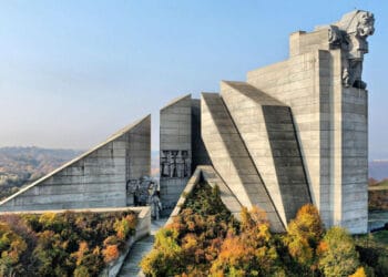 Паметник 1300 години България
