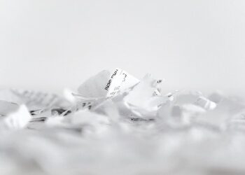 Фирма “почисти” разпилени документи с лични данни на голям булевард в София