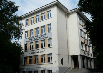 Родители плащат сами тестовете, големите ученици се връщат от утре в клас в Испанската гимназия