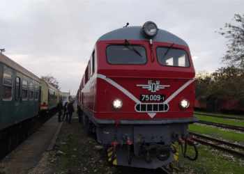 Мощен локомотив светна като нов, пак ще тегли теснолинейката