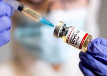 Рискът от заразяване с COVID се увеличава три месеца след ваксинация