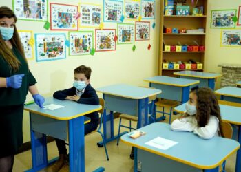 Изготвят план за връщане на големите ученици в клас