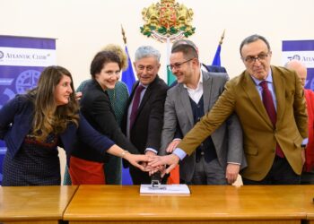 Посветиха пощенска марка на 30 години от създаването на Атлантическия клуб