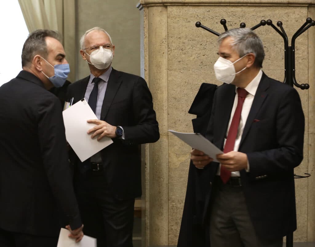 Работодателските организации са съгласни за компенсации само над 185 лева за МВтч, но без ограничения 1 Представители на работодателските организации пристигнаха на "Дондуков" 2