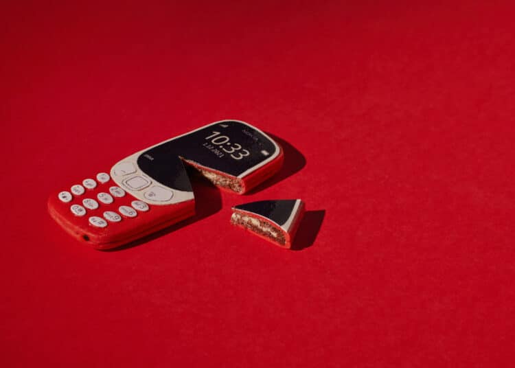 След 40 часа: Превърнаха легендата Nokia 3310 в торта 1 1 15