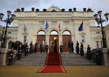 Първо заседание на новия парламент, депутатите полагат клетви