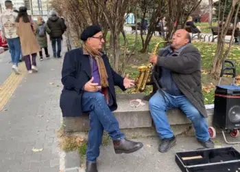 Анди Гарсия слуша мелодията.