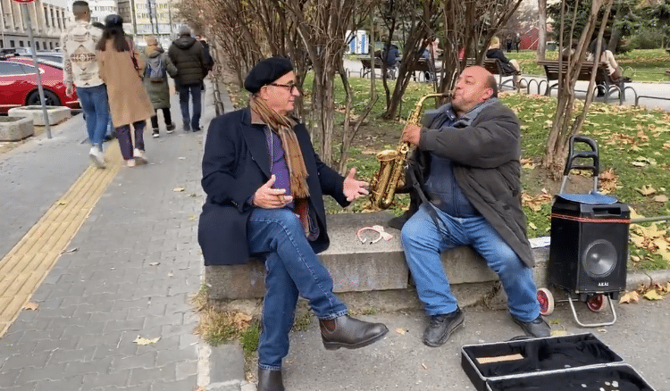 Анди Гарсия слуша мелодията.