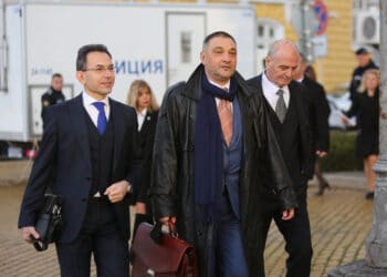 Чорбанов (в средата) се изказа за сертификатите.