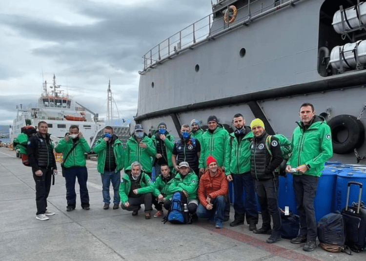 Първата група от 15 души полярници от Юбилейната 30-та българска антарктическа експедиция след десетдневна карантина в чилийското пристанище Пунта Арена