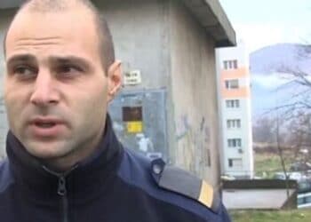 Пожарникари преминават през огъня, за да спасят 28 живота от блока в Благоевград
