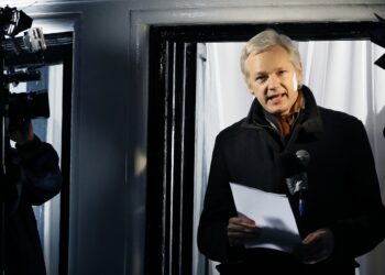 Джулиан Асандж е получил инсулт в затвора