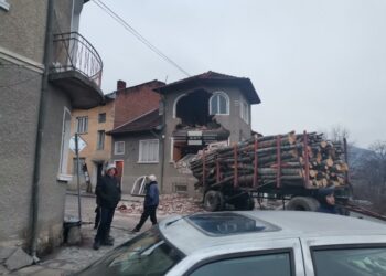 Камион се вряза в къща в Белица