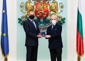 Президентът Радев удостои с почетен знак Хосе Карерас