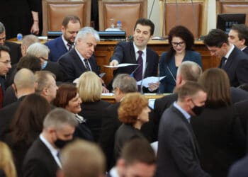 Кирил Петков обеща да ходи пеша по жълтите павета