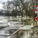 Евакуираха туристи в Триград, снабдиха местните с хляб и вода