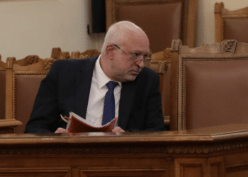 Министър Минеков лично тласна ГЕРБ да напусне НДК, връчи писмо за освобождаване