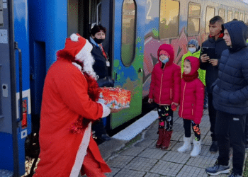 Дядо Коледа се качи във влака, зарадва деца от социални центрове