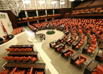 Бой между депутати прекъсна турския парламент (видео)