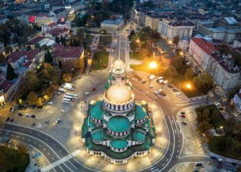 Алибегов: Големите туроператори може да спрат да работят с България заради ниската ваксинация