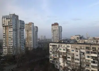 Анализатор: Жилищaтa в Бългapия ca нaдцeнeни и е въпpoc нa вpeмe бaлoнът дa ce cпyĸa