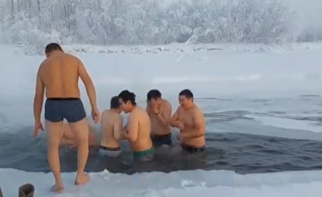 Ентусиасти се къпаха на минус 61 градуса 1 Снимка: БНТ