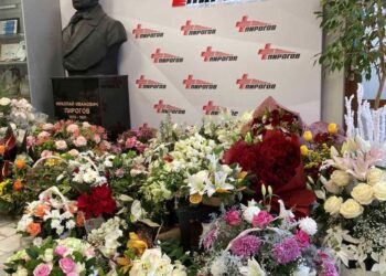 Лили Иванова подари букетите си от концертите в София на “Пирогов”