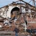 Полицаи спасиха бебета, затрупани от торнадото в САЩ