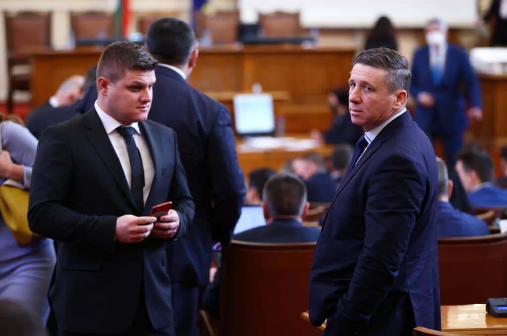 „Възраждане“ напусна пленарната зала, обвиниха председателя на НС, че е с фалшив COVID тест 1 депутати възраждане