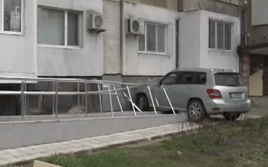 Пиян дядо се заби в сграда в Петрич, не спрял и на „Стоп“ 1 катастрофа 1