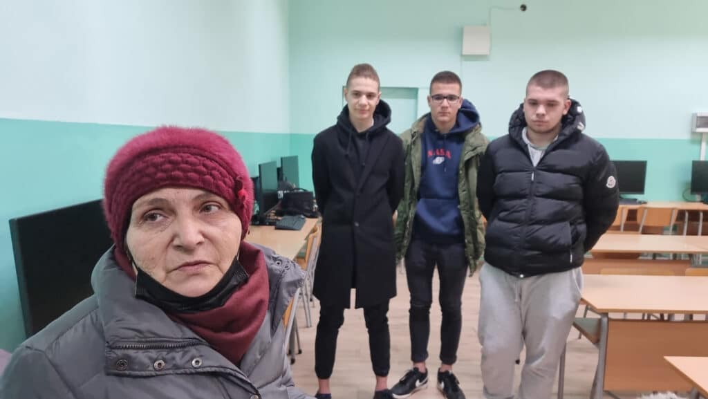 Деветокласници върнаха откраднатата чанта на възрастна жена 1 сливен деца