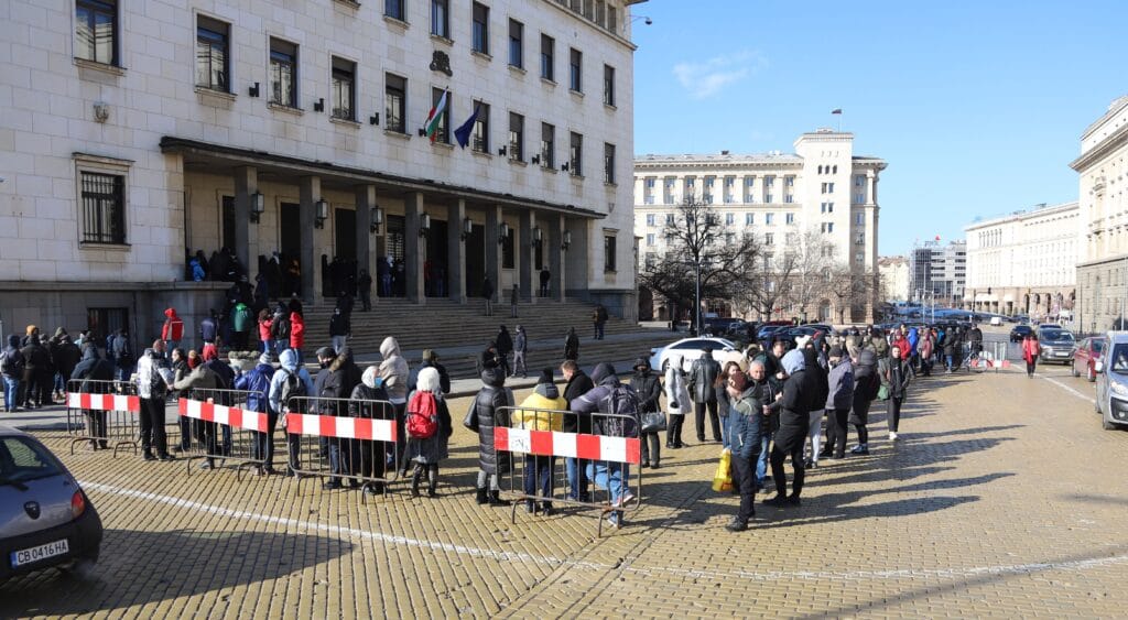 Огромна опашка пред БНБ, стотици чакат за монетата на Гоце Делчев 1 Опашката пред БНБ